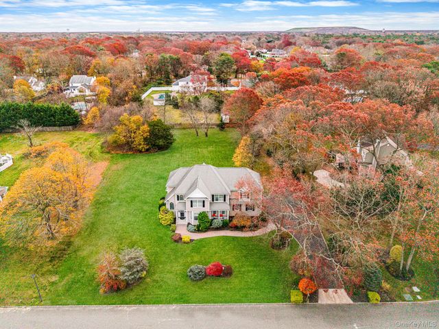 9 Paddock Lane, Medford, NY 11763