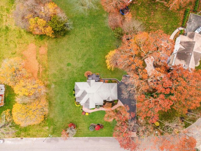 9 Paddock Lane, Medford, NY 11763