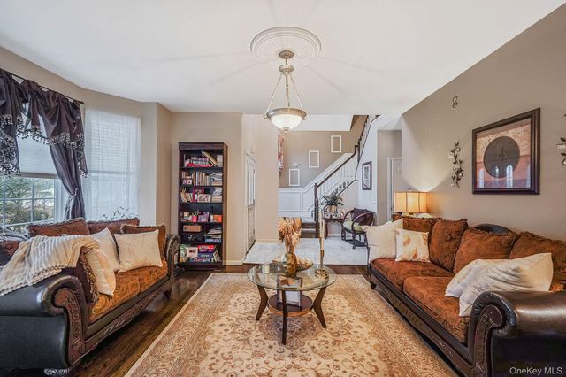 9 Paddock Lane, Medford, NY 11763