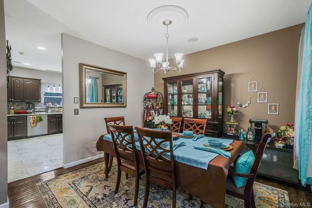 9 Paddock Lane, Medford, NY 11763