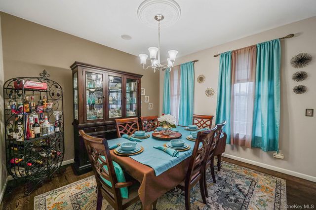 9 Paddock Lane, Medford, NY 11763