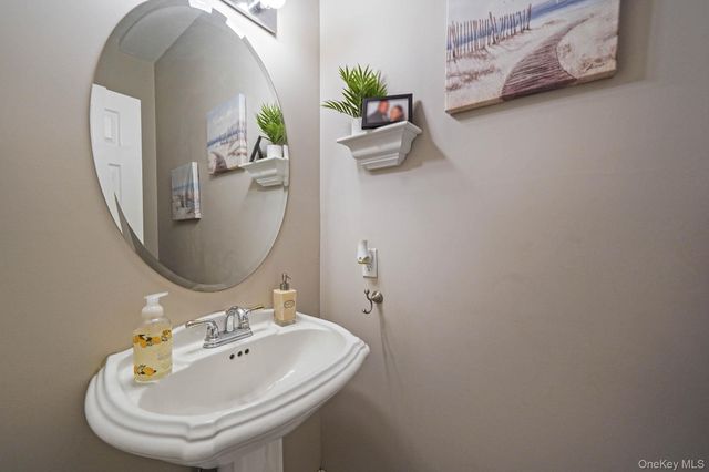 9 Paddock Lane, Medford, NY 11763