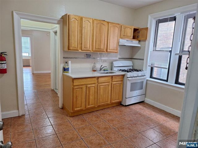 527 34th 29, Union City, NJ 07087