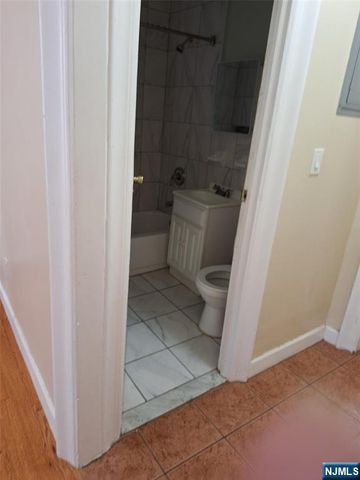 527 34th 29, Union City, NJ 07087