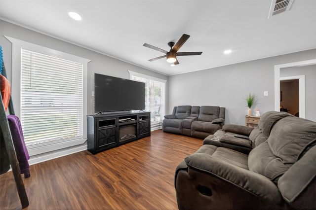 614 Colonial Drive, Athens, TX 75751