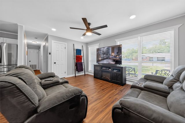 614 Colonial Drive, Athens, TX 75751