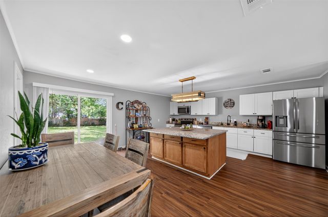 614 Colonial Drive, Athens, TX 75751