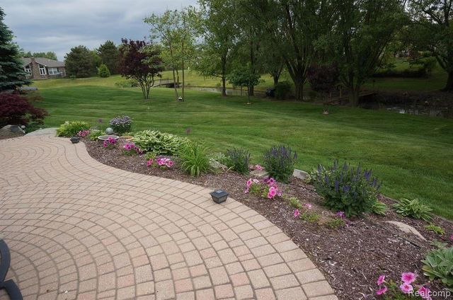 49954 Willowood Drive, Macomb, MI 48044