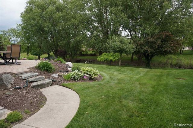 49954 Willowood Drive, Macomb, MI 48044