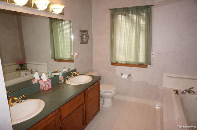 49954 Willowood Drive, Macomb, MI 48044