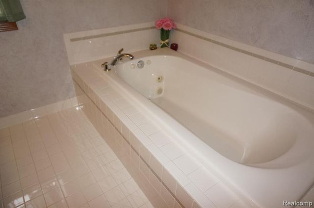 49954 Willowood Drive, Macomb, MI 48044