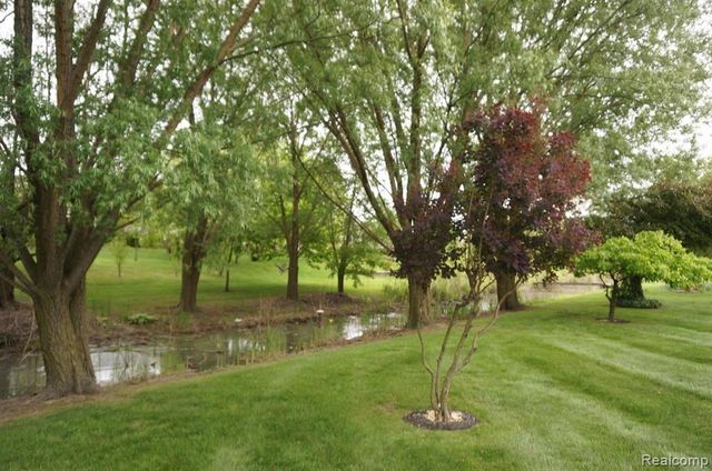 49954 Willowood Drive, Macomb, MI 48044