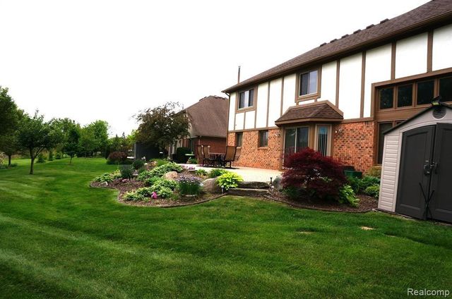 49954 Willowood Drive, Macomb, MI 48044