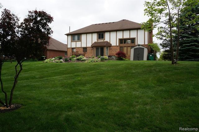 49954 Willowood Drive, Macomb, MI 48044