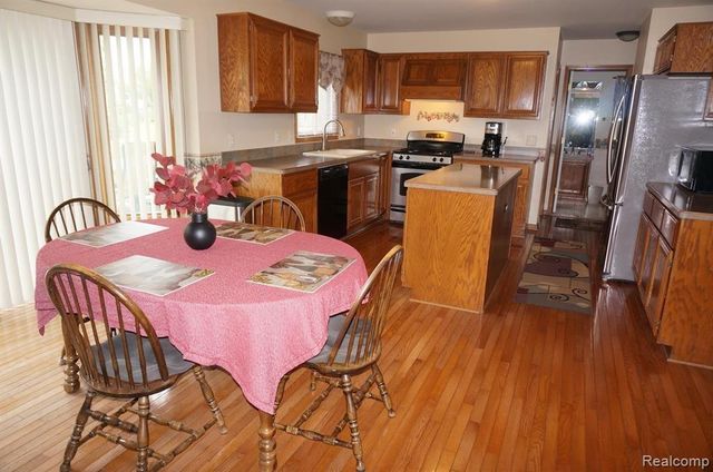 49954 Willowood Drive, Macomb, MI 48044