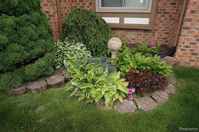 49954 Willowood Drive, Macomb, MI 48044