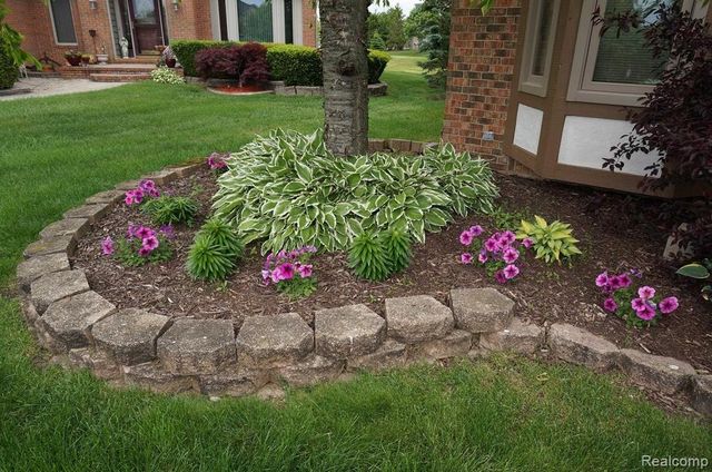 49954 Willowood Drive, Macomb, MI 48044