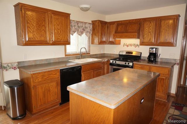 49954 Willowood Drive, Macomb, MI 48044