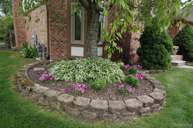 49954 Willowood Drive, Macomb, MI 48044