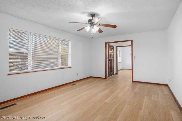 1411 Nixon Road, Lavaca, AR 72941