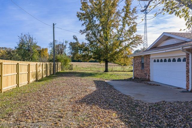 1411 Nixon Road, Lavaca, AR 72941