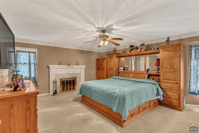 2424 SW Pepperwood CIR, Topeka, KS 66614