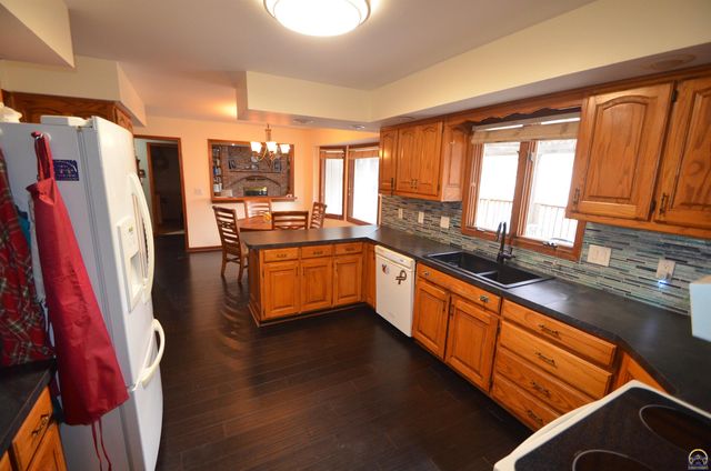 2424 SW Pepperwood CIR, Topeka, KS 66614