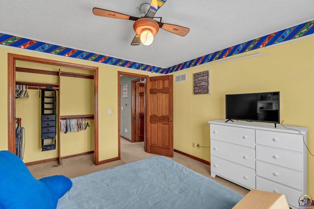 2424 SW Pepperwood CIR, Topeka, KS 66614