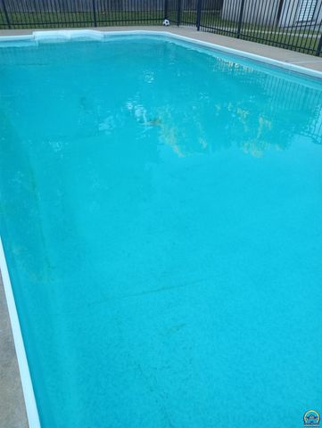 2424 SW Pepperwood CIR, Topeka, KS 66614