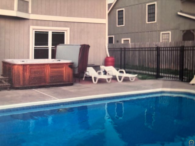 2424 SW Pepperwood CIR, Topeka, KS 66614