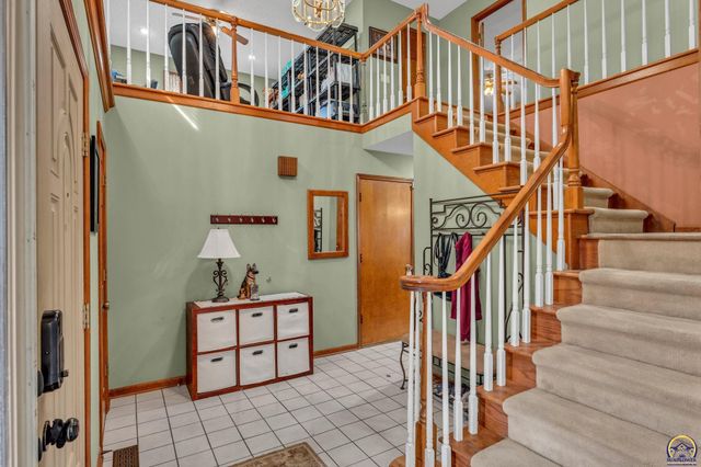 2424 SW Pepperwood CIR, Topeka, KS 66614