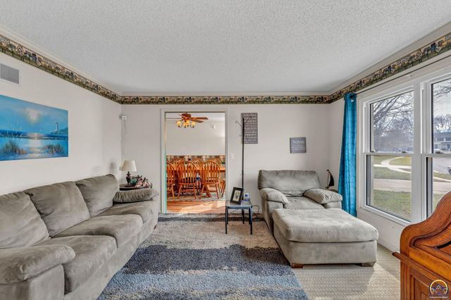 2424 SW Pepperwood CIR, Topeka, KS 66614