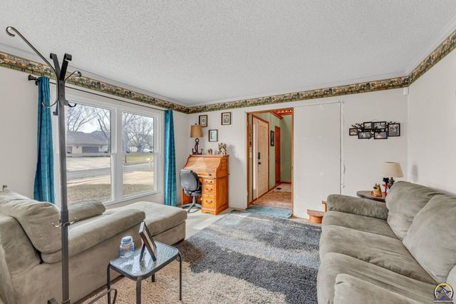 2424 SW Pepperwood CIR, Topeka, KS 66614