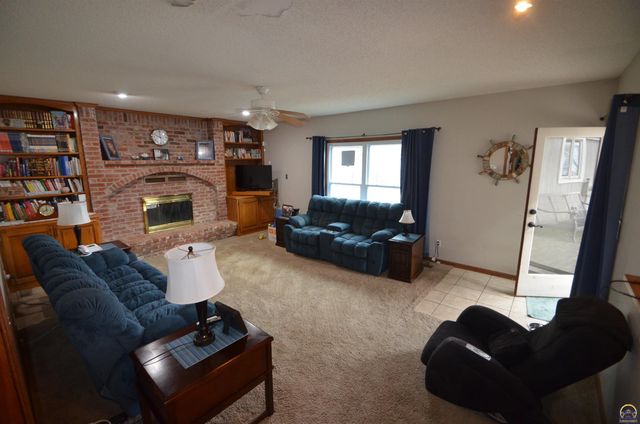 2424 SW Pepperwood CIR, Topeka, KS 66614