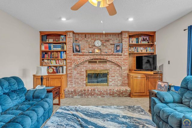 2424 SW Pepperwood CIR, Topeka, KS 66614