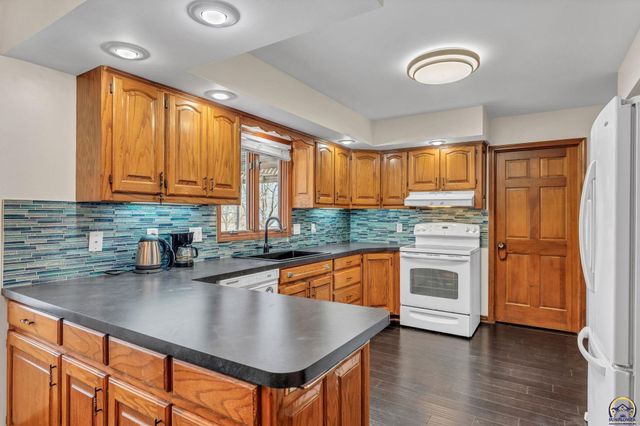 2424 SW Pepperwood CIR, Topeka, KS 66614