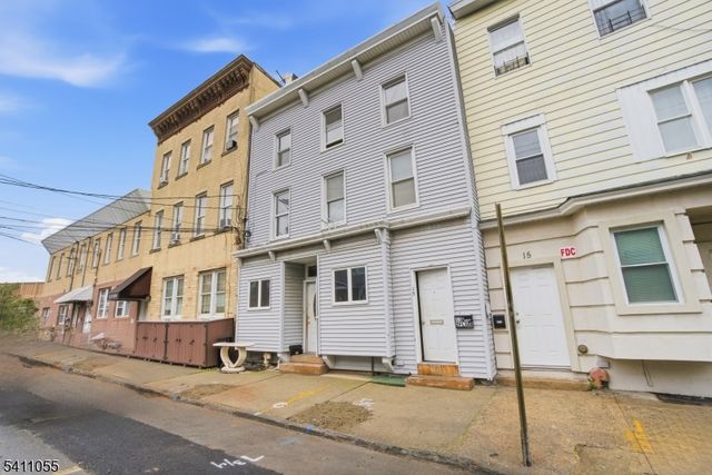 13 Cottage St, Bayonne City, NJ 07002