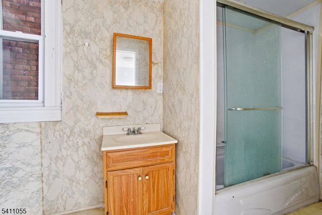 13 Cottage St, Bayonne City, NJ 07002
