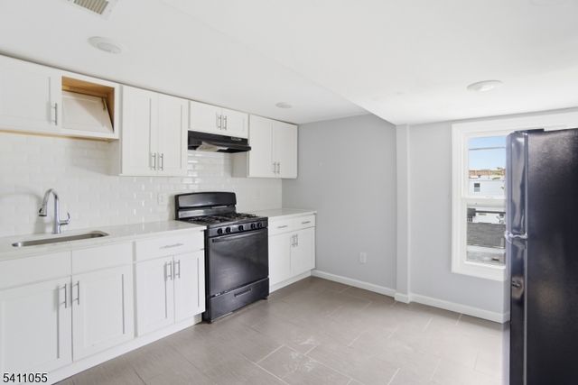 13 Cottage St, Bayonne City, NJ 07002