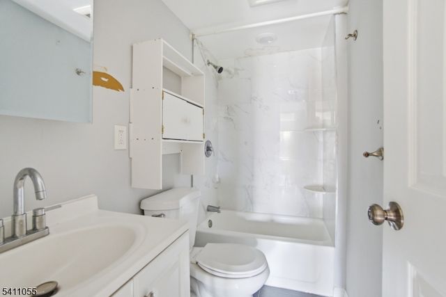13 Cottage St, Bayonne City, NJ 07002