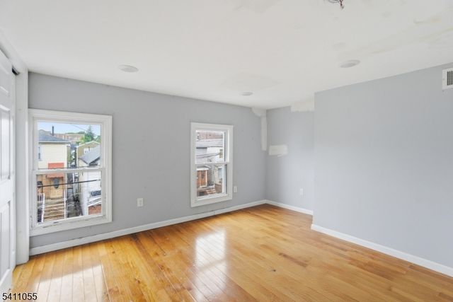 13 Cottage St, Bayonne City, NJ 07002