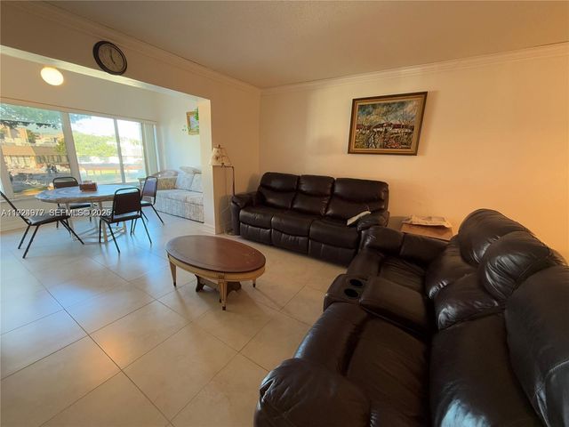 4270 NW 40th St 202, Lauderdale Lakes, FL 33319