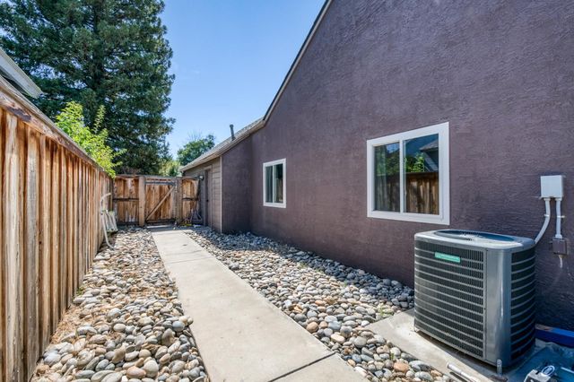 1012 N Adler Avenue, Clovis, CA 93611