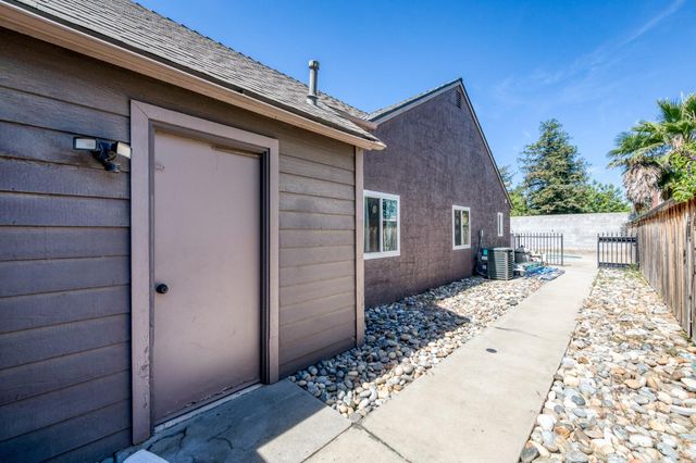 1012 N Adler Avenue, Clovis, CA 93611