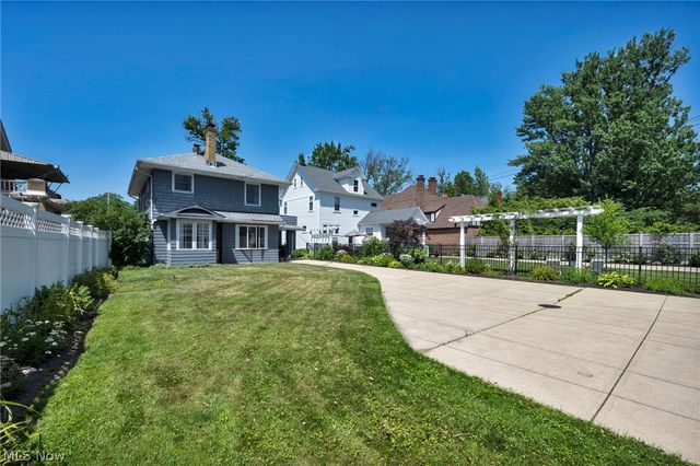 17435 Lake Avenue, Lakewood, OH 44107