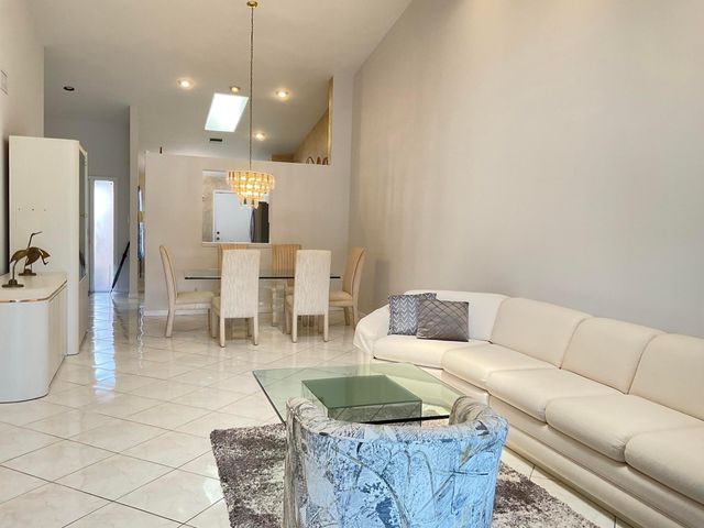 5574 Royal Lake Circle, Boynton Beach, FL 33437