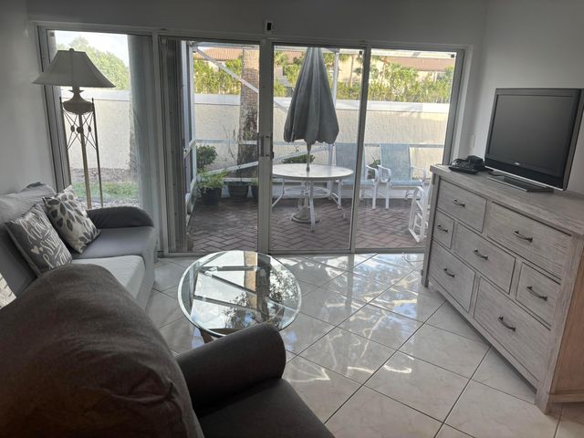 5574 Royal Lake Circle, Boynton Beach, FL 33437