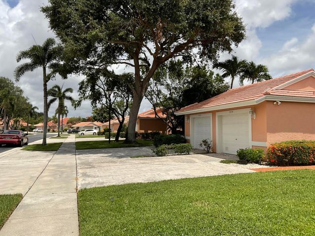 5574 Royal Lake Circle, Boynton Beach, FL 33437