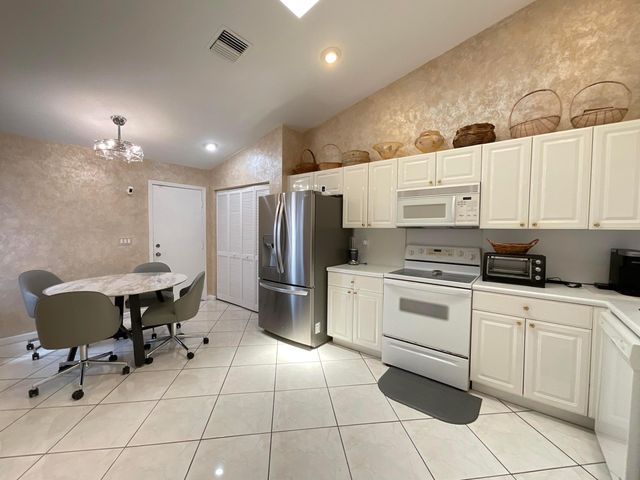 5574 Royal Lake Circle, Boynton Beach, FL 33437