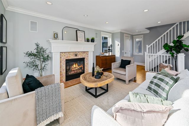 1238 3rd Avenue N, Seattle, WA 98109